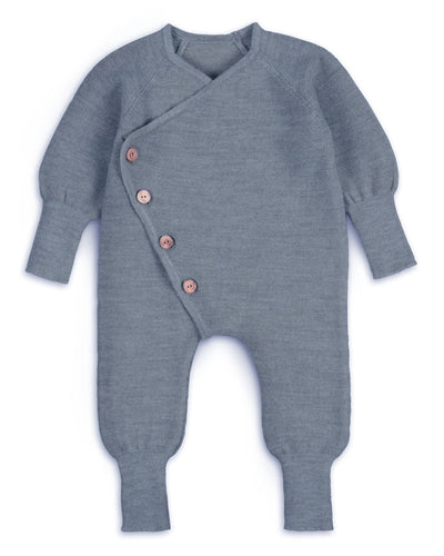 Strickoverall für Babys aus Merinowolle in Rauchblau – Frontansicht 