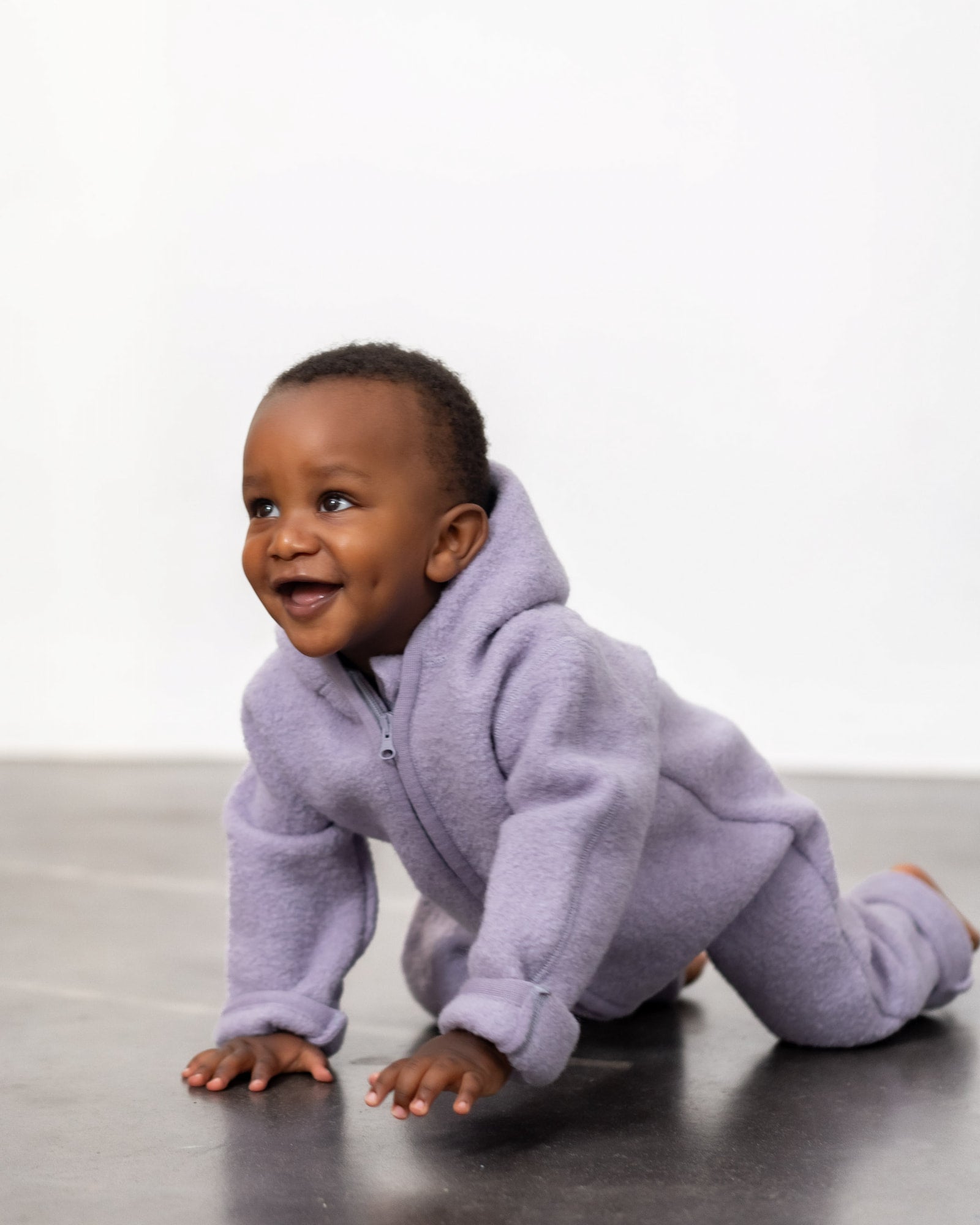 Baby mit Wollwalk Overall von Halfen in Flieder