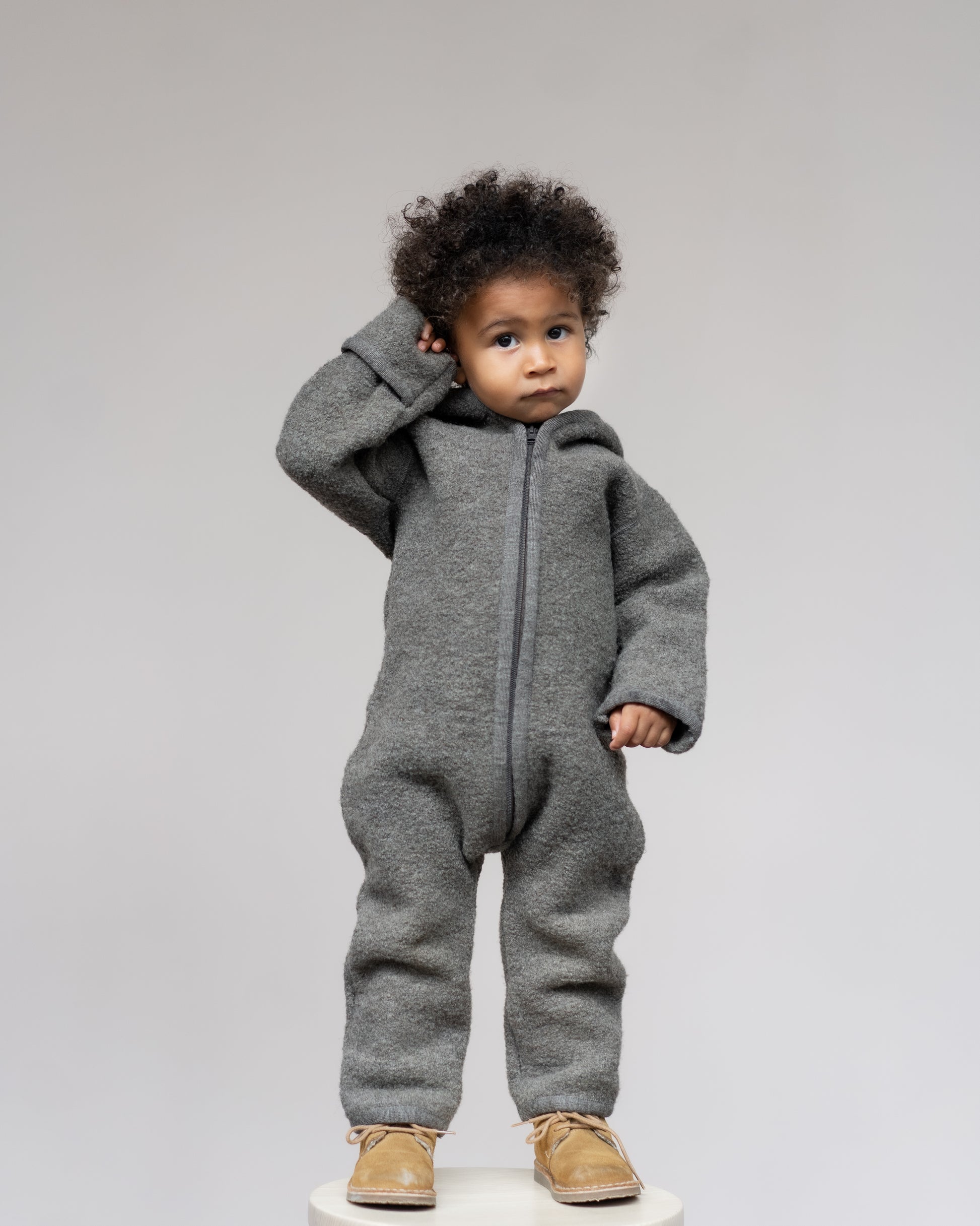 Wollwalk Overall in nuss an Kind angezogen 