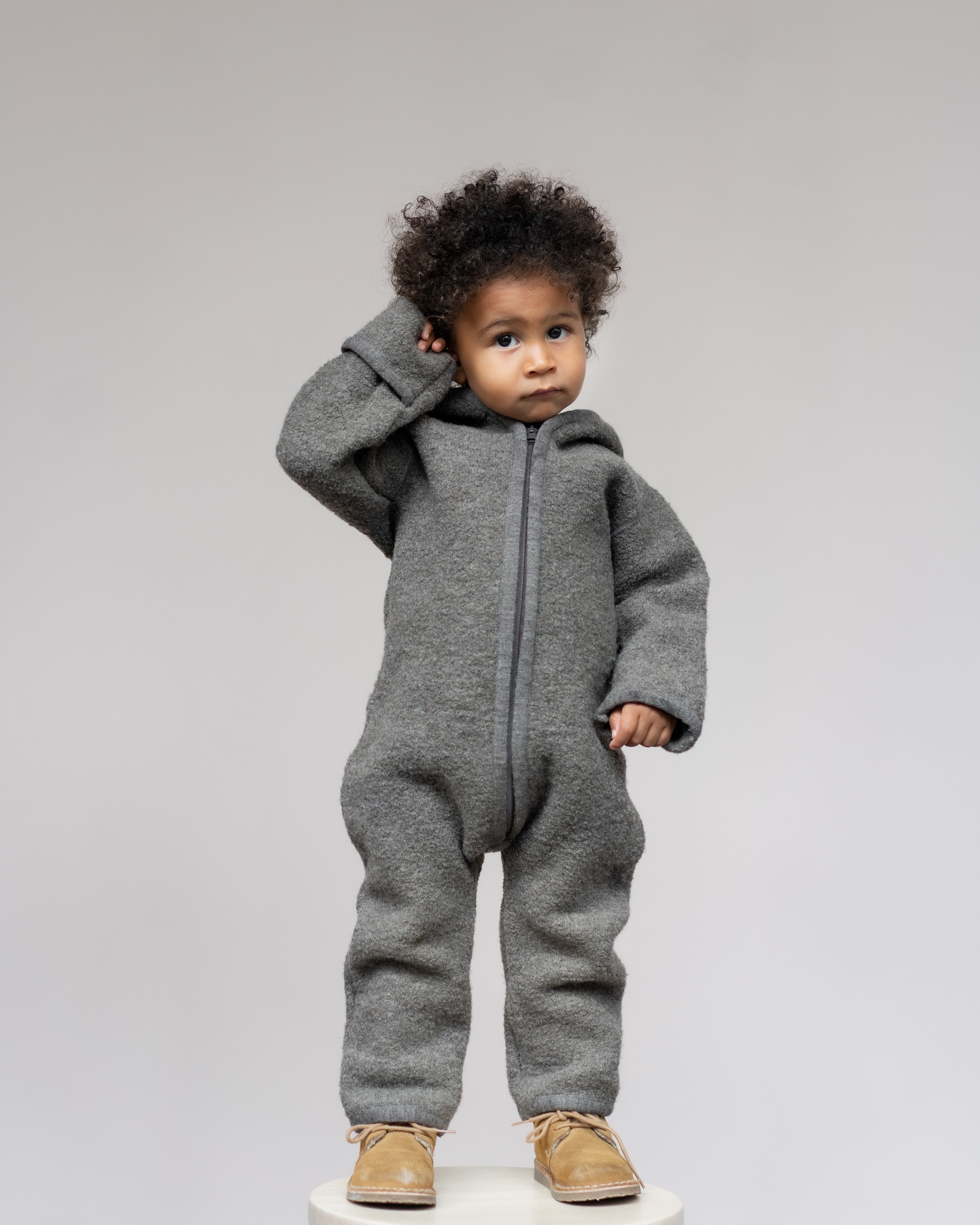 Wollwalk Overall in nuss an Kind angezogen 