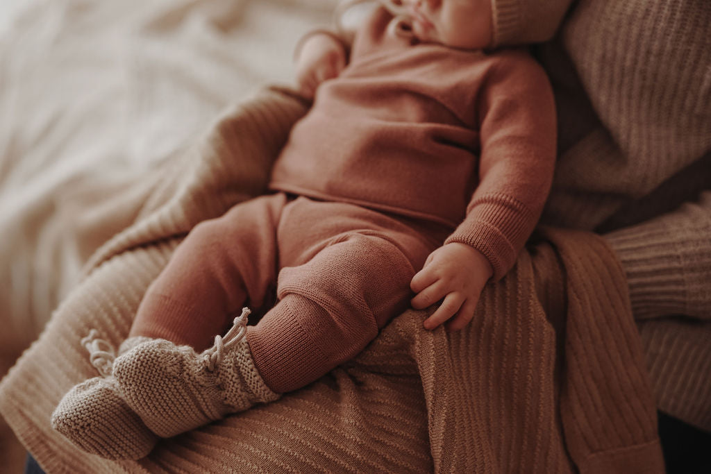 Buendchen Hose für Babys aus Merinowolle in mauve – angezogene Ansicht 